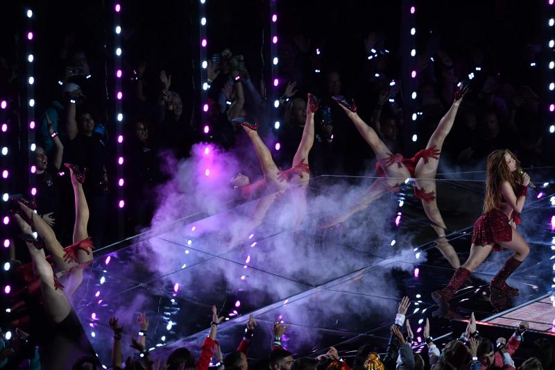 Jennifer López y Shakira han protagonizado el intermedio musical de la Super Bowl y han puesto a bailar al Hard Rock Stadium con un ritmo frenético y lleno de sensualidad.