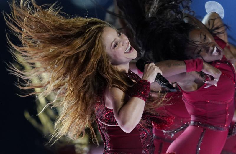 Jennifer López y Shakira han protagonizado el intermedio musical de la Super Bowl y han puesto a bailar al Hard Rock Stadium con un ritmo frenético y lleno de sensualidad.