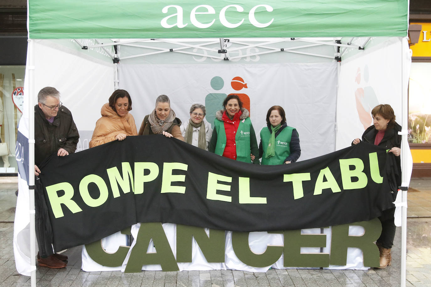 Con motivo del Día Mundial contra el Cáncer, la Plaza del Parchís de la ciudad ha sido punto de encuentro de numerosas personas que, tras vivir la enfermedad, han querido dar su testimonio y un mensaje positivo. 