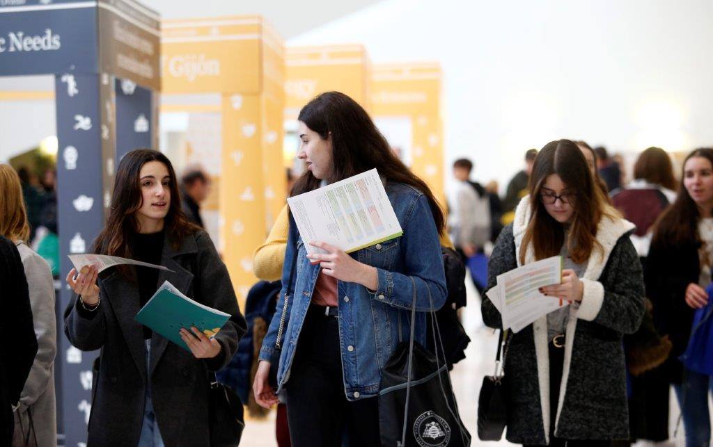 Más de 7.000 alumnos pasarán por los stands de la diferentes escuelas y facultades que la Universidad de Oviedo Palacio de Exposiciones y Congresos de la capital asturiana. La EBAU para la gran mayoría tendrá lugar los días 3, 4 y 5 de junio.