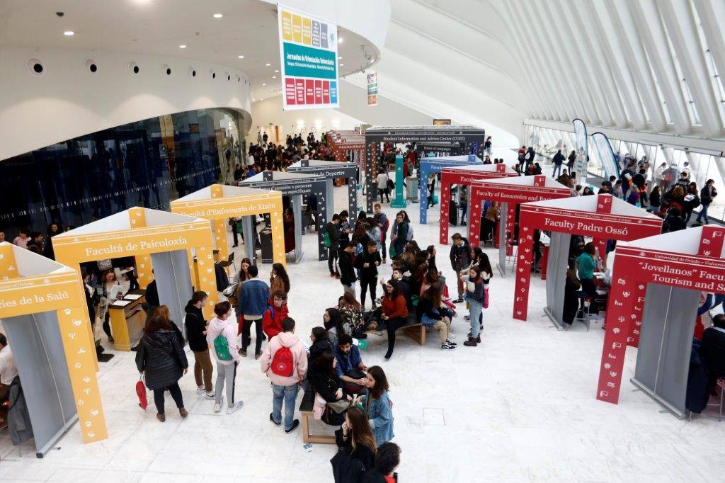 Más de 7.000 alumnos pasarán por los stands de la diferentes escuelas y facultades que la Universidad de Oviedo Palacio de Exposiciones y Congresos de la capital asturiana. La EBAU para la gran mayoría tendrá lugar los días 3, 4 y 5 de junio.