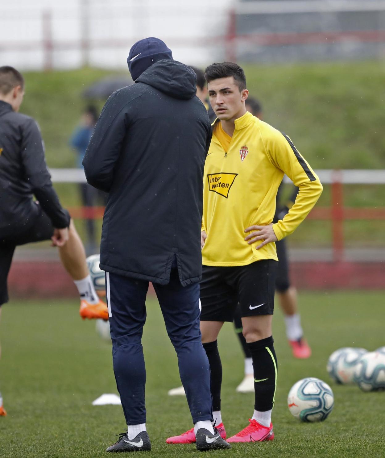 Djukic habla con Manu García en una sesión reciente. 