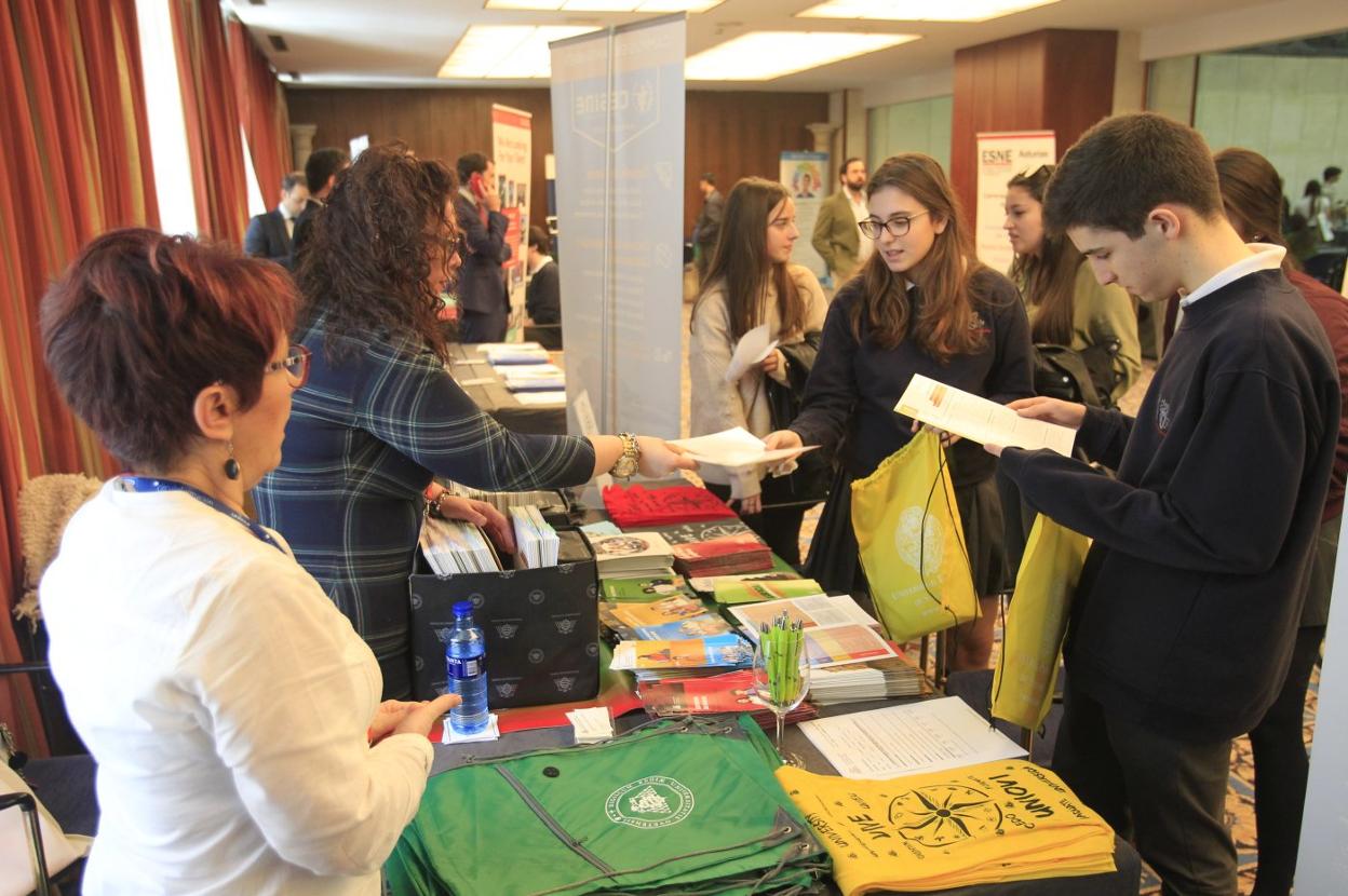 Alumnos de Bachillerato se informan sobre los diferentes estudios universitarios en Unitour. 