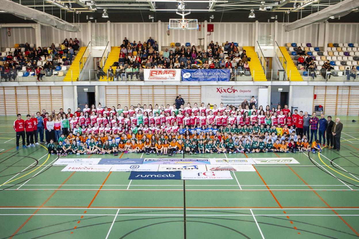 Integrantes del Club Balonmano Gijón, en el pabellón de La Tejerona. 