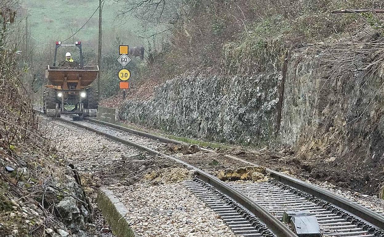 Un argayu corta la línea ferroviaria entre Llanes y Unquera