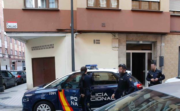 Miembros de la Policía Nacional ante el edificio. 