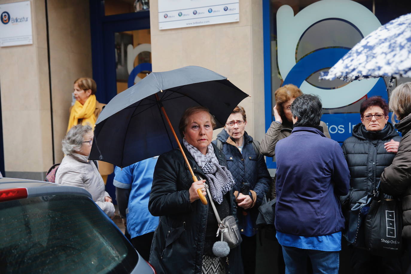 Trabajadores de la empresa Brillastur se han concentrado ante la sede de la empresa en memoria de su compañera Lorena Dacuña, asesinada en Gijón.