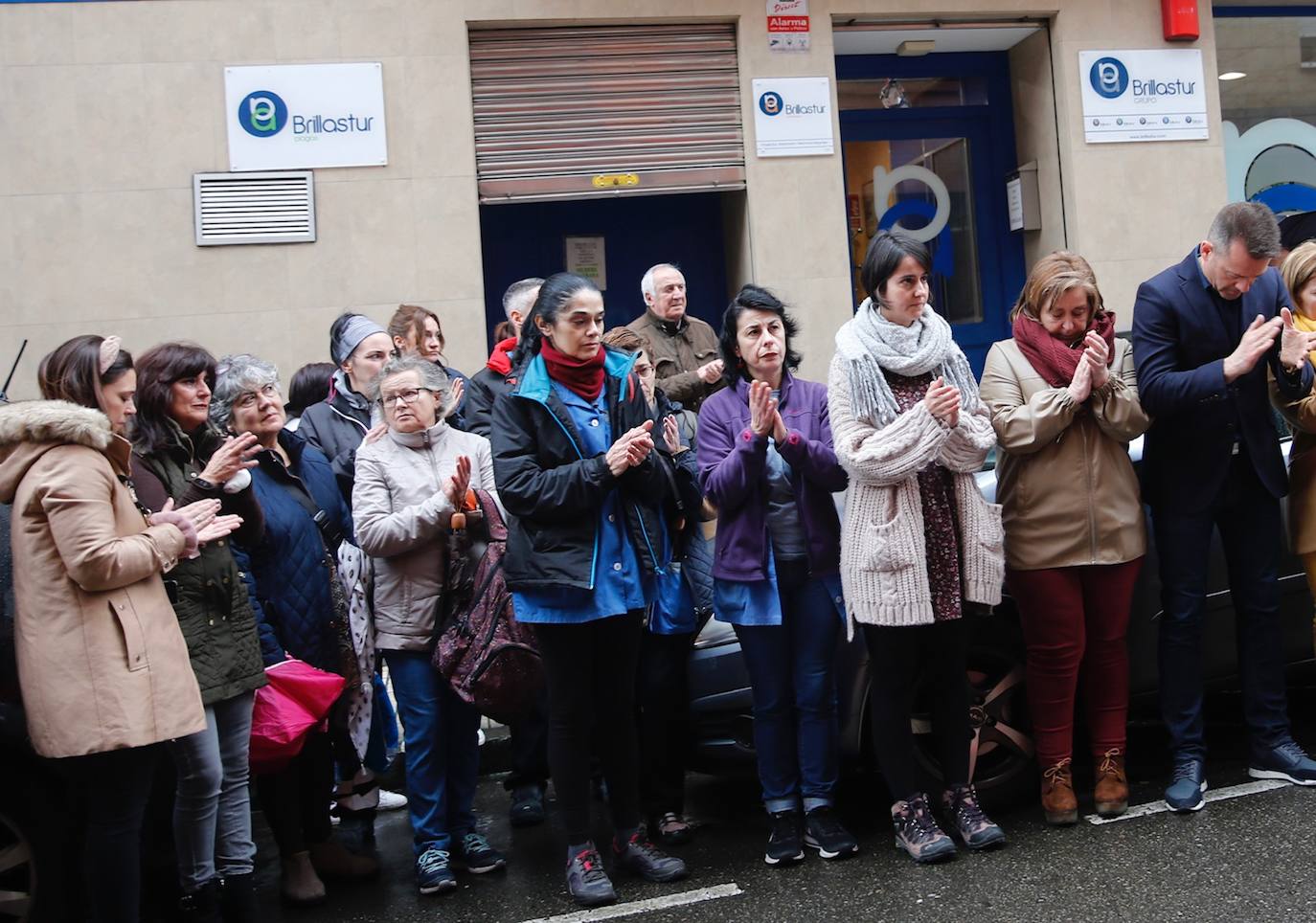 Trabajadores de la empresa Brillastur se han concentrado ante la sede de la empresa en memoria de su compañera Lorena Dacuña, asesinada en Gijón.