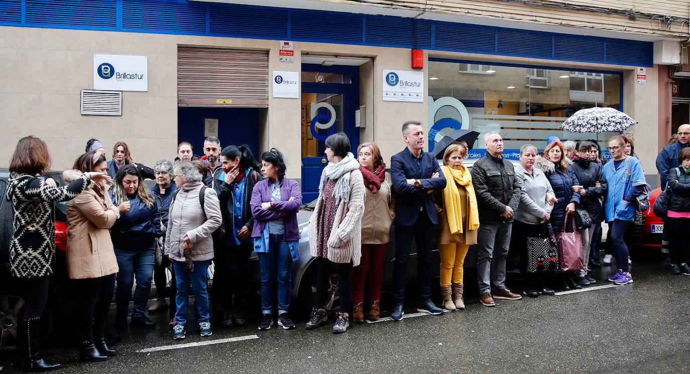 Trabajadores de la empresa Brillastur se han concentrado ante la sede de la empresa en memoria de su compañera Lorena Dacuña, asesinada en Gijón.