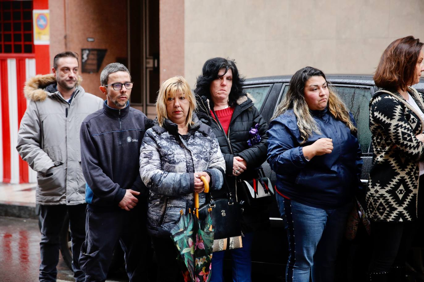 Trabajadores de la empresa Brillastur se han concentrado ante la sede de la empresa en memoria de su compañera Lorena Dacuña, asesinada en Gijón.