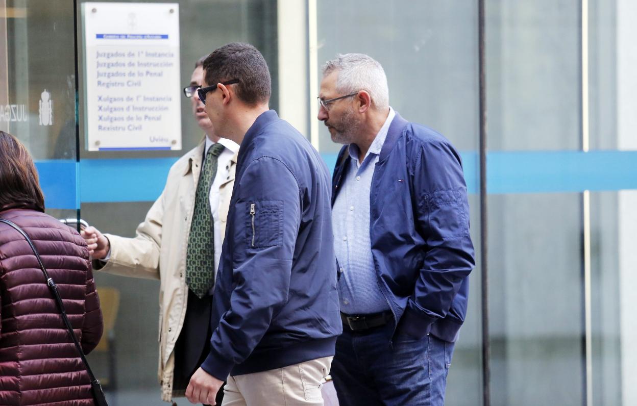 El profesor, con cazadora azul y gafas de sol, llegando al juicio celebrado el 15 de mayo de 2018 en Oviedo. 