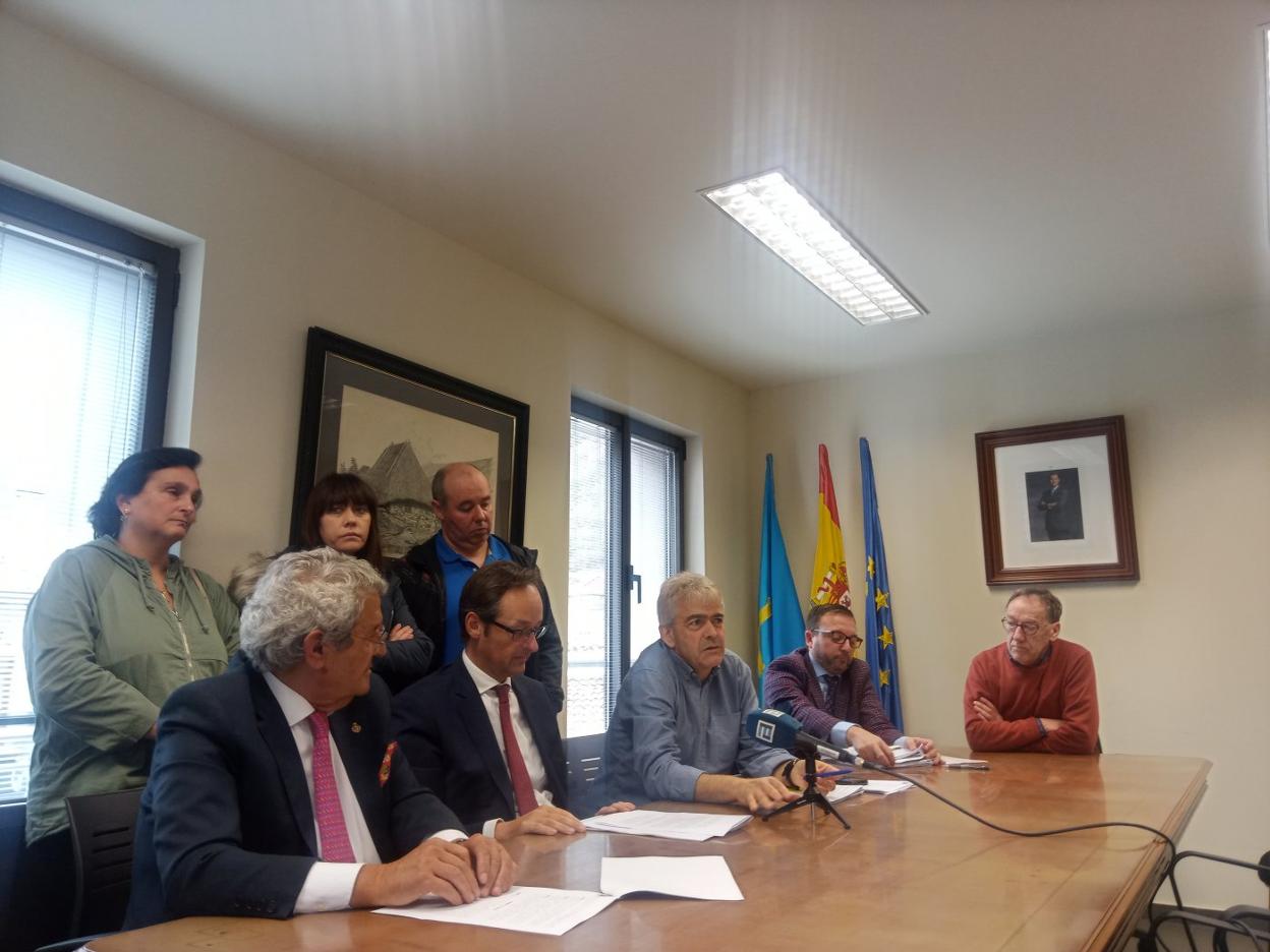 Sentados, los abogados Gerardo de la Iglesia y Miguel Teijelo, junto al alcalde, Belarmino Fernández y su letrado, Carlos Álvarez, y el exedil José Luis Valle. De pie, otros tres exconcejales absueltos. 