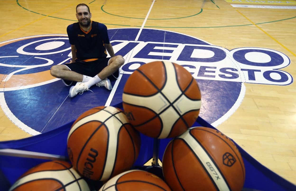 Oliver Arteaga, sentado sobre el parqué de Pumarín. 