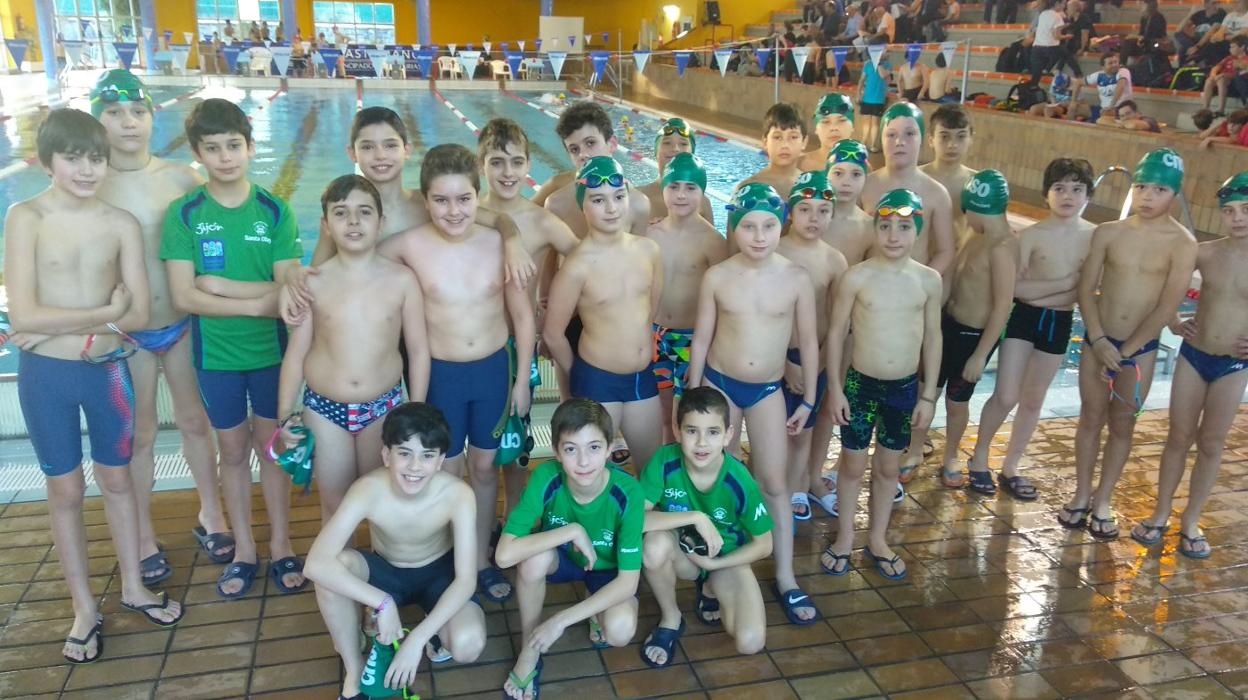 Los integrantes del equipo olayista benjamín que se impuso en las piscina de El Cristo. 