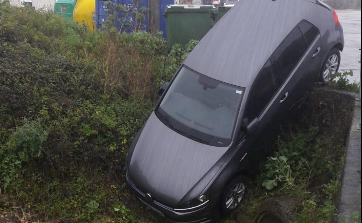 El coche en el desnivel al que se precipitó. 