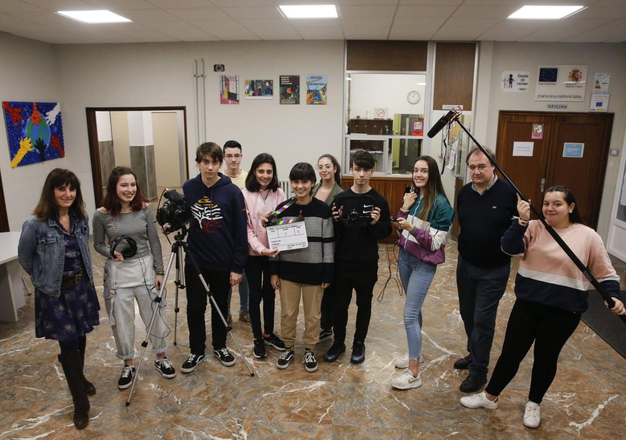 Conchi Rodríguez, a la izquierda, con los autores del documental y el director del IES Calderón, Luis Antonio Fernández Llana. 
