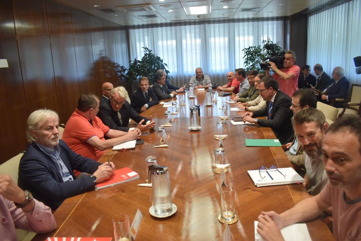 Reunión de la comisión de seguimiento de la compra de la antigua Alcoa por parte de Parter celebrada el pasado verano. 
