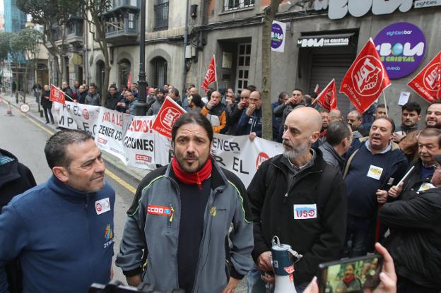 Concentración de trabajadores de Zener, ante el SASEC, en Oviedo. 