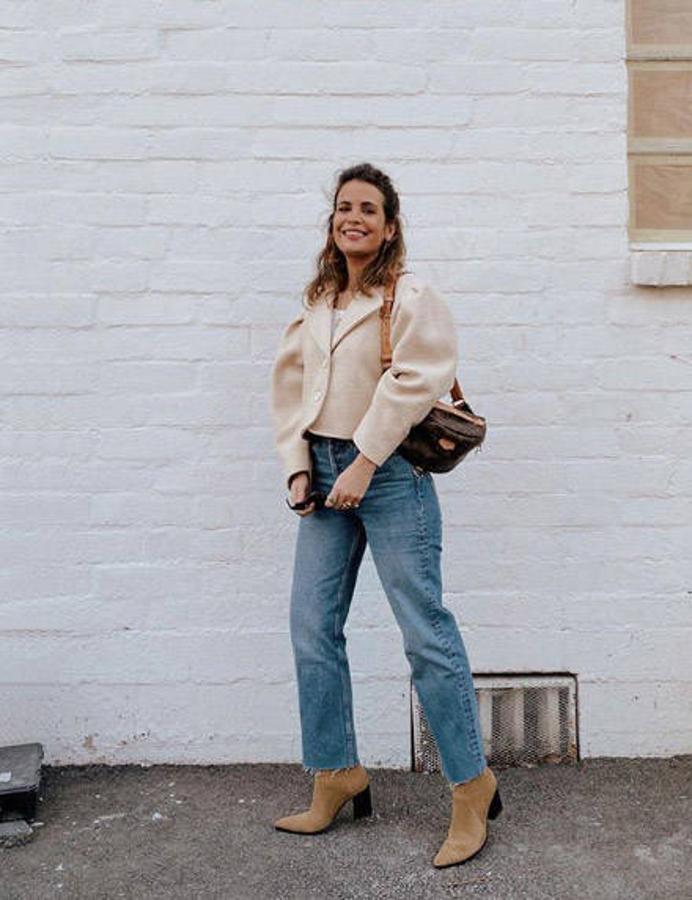 Los vaqueros son y serán siempre una pieza clave de cualquier buen fondo de armario. ¿La razón? Combinan con todo tipo de prendas y colores, se adaptan a todo tipo de estilos y aportan mucha personalidad a cualquier look. Los hay skinny, slim, boyfriend, de campana... Pero lo cierto es que en los últimos meses hemos visto como los vaqueros rotos y anchos han ganado cada vez más presencia en los looks street style. Unos vaqueros rotos, con un estilo cada vez más noventero y vintage, que se han reinventado hasta el día de hoy y que este invierno veremos también con roturas en el bajo. Podrás llevarlos con blusas de volantes, blazer, deportivas o botas cowboy. Todo vale si se trata de este tipo de prenda ¿Con qué look te quedas?