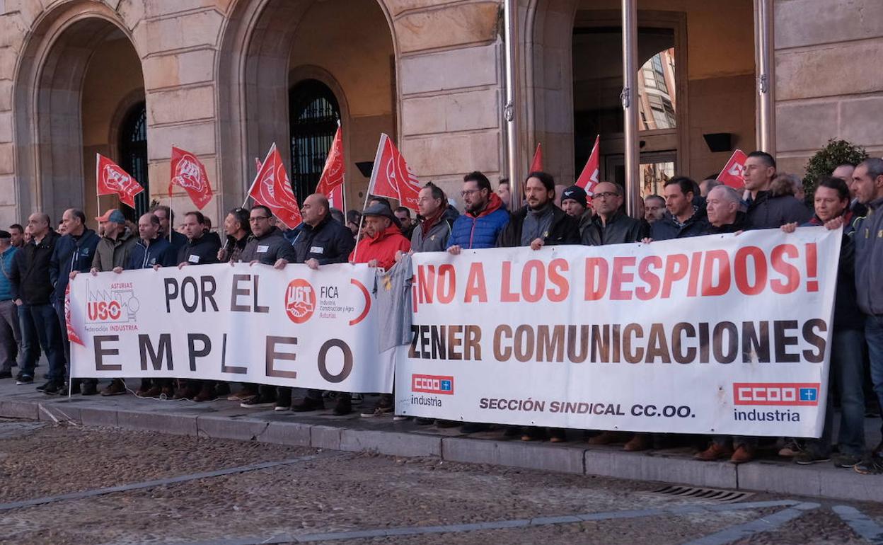 Concentración de los trabajadores de Zener frente al Ayuntamiento de Gijón.