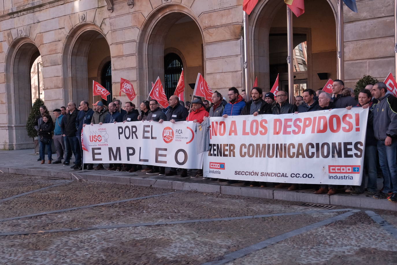 Trabajadores de Zener se han concentrado frente al Ayuntamiento de Gijón para instar a la empresa a retormar la negociación del ERE. Piden la mediación de Euskaltel, «el principal damnificado junto a los clientes de Telecable».