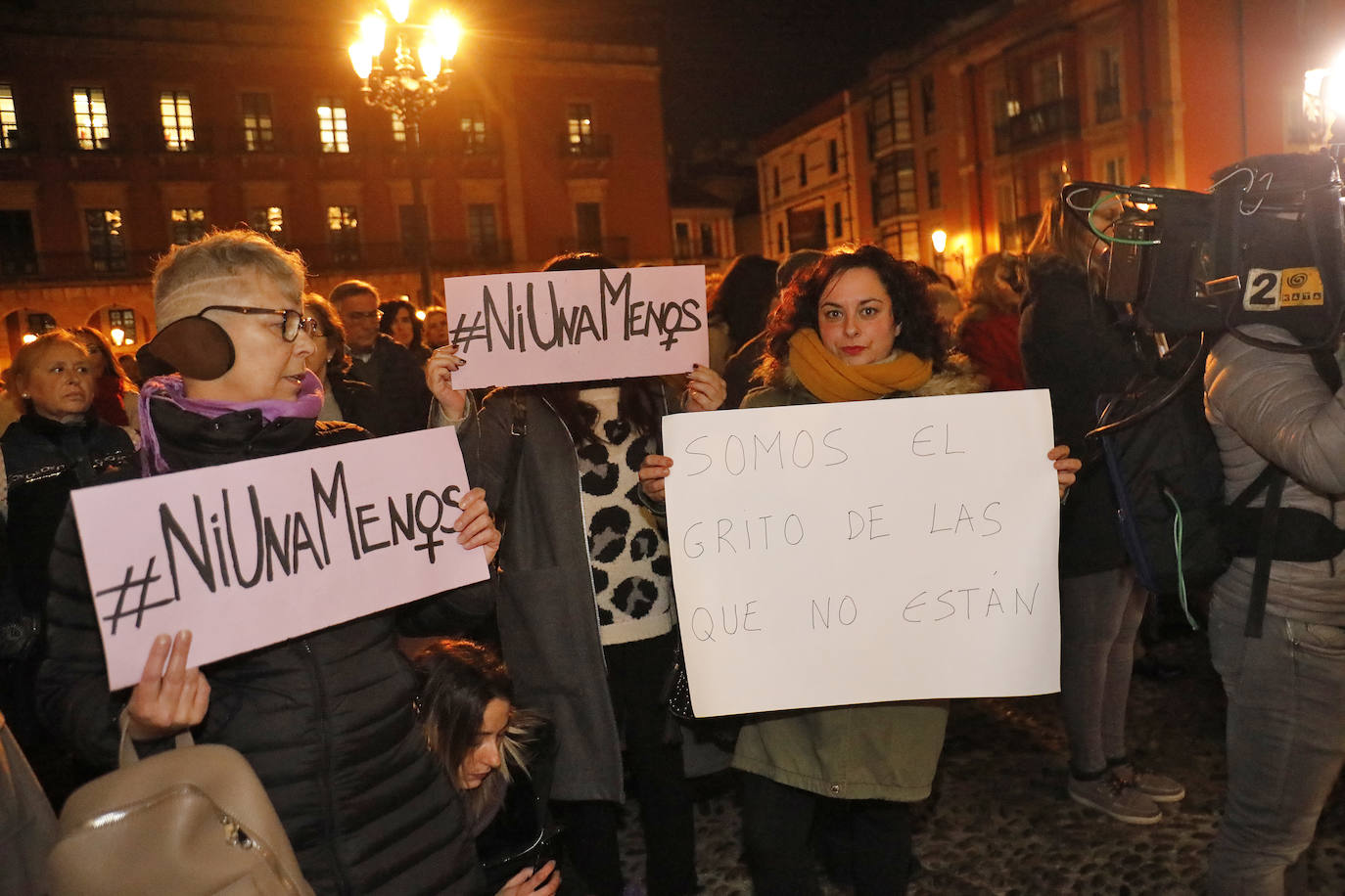 El presidente del Principado, Adrián Barbón, y la alcaldesa de Gijón, Ana González, mostraron su apoyo a la familia de la fallecida e hicieron hincapié en la necesidad de redoblar esfuerzos y mejorar recursos en la lucha contra la violencia de género.