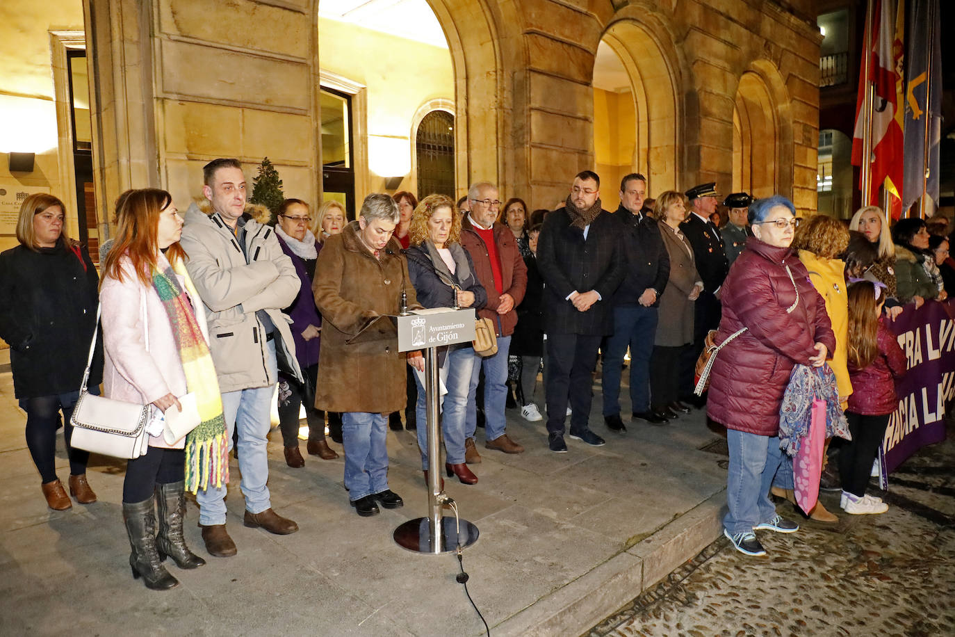 El presidente del Principado, Adrián Barbón, y la alcaldesa de Gijón, Ana González, mostraron su apoyo a la familia de la fallecida e hicieron hincapié en la necesidad de redoblar esfuerzos y mejorar recursos en la lucha contra la violencia de género.