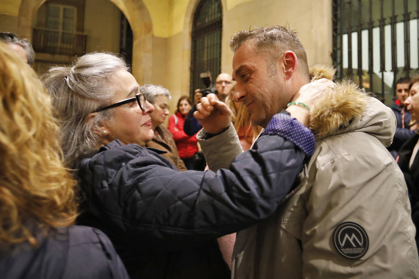 El presidente del Principado, Adrián Barbón, y la alcaldesa de Gijón, Ana González, mostraron su apoyo a la familia de la fallecida e hicieron hincapié en la necesidad de redoblar esfuerzos y mejorar recursos en la lucha contra la violencia de género.