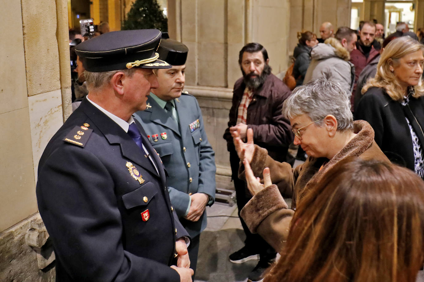 El presidente del Principado, Adrián Barbón, y la alcaldesa de Gijón, Ana González, mostraron su apoyo a la familia de la fallecida e hicieron hincapié en la necesidad de redoblar esfuerzos y mejorar recursos en la lucha contra la violencia de género.
