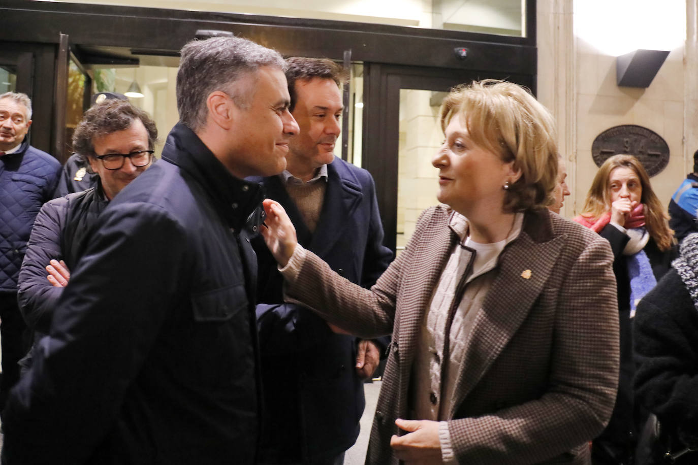 El presidente del Principado, Adrián Barbón, y la alcaldesa de Gijón, Ana González, mostraron su apoyo a la familia de la fallecida e hicieron hincapié en la necesidad de redoblar esfuerzos y mejorar recursos en la lucha contra la violencia de género.