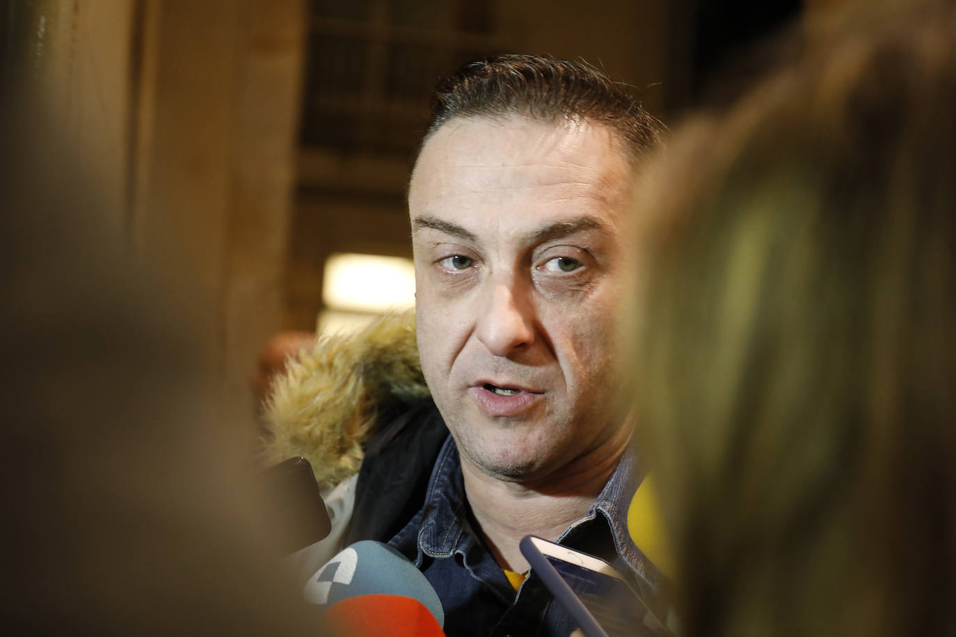 El presidente del Principado, Adrián Barbón, y la alcaldesa de Gijón, Ana González, mostraron su apoyo a la familia de la fallecida e hicieron hincapié en la necesidad de redoblar esfuerzos y mejorar recursos en la lucha contra la violencia de género.