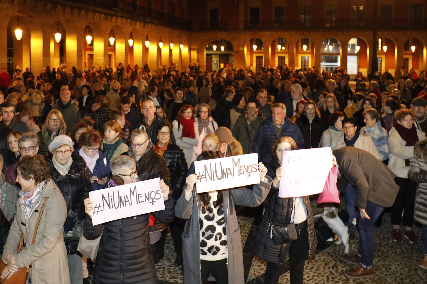 El presidente del Principado, Adrián Barbón, y la alcaldesa de Gijón, Ana González, mostraron su apoyo a la familia de la fallecida e hicieron hincapié en la necesidad de redoblar esfuerzos y mejorar recursos en la lucha contra la violencia de género.
