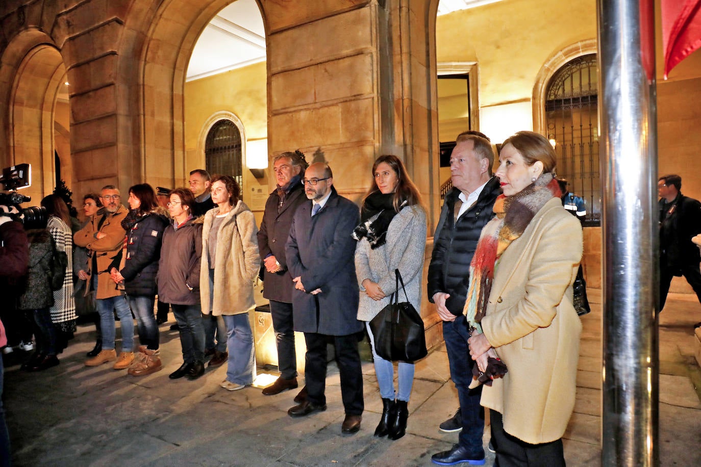 El presidente del Principado, Adrián Barbón, y la alcaldesa de Gijón, Ana González, mostraron su apoyo a la familia de la fallecida e hicieron hincapié en la necesidad de redoblar esfuerzos y mejorar recursos en la lucha contra la violencia de género.