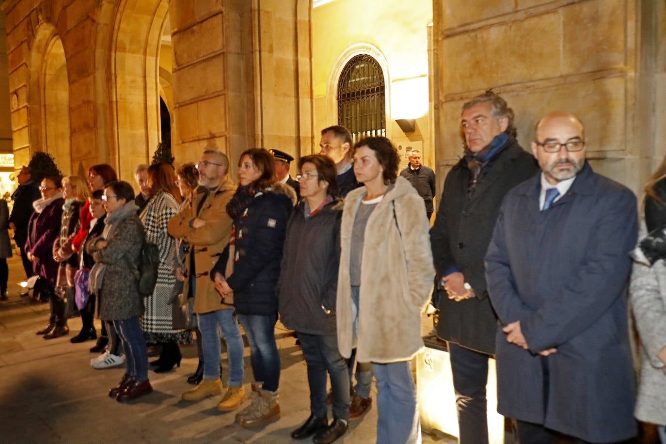 El presidente del Principado, Adrián Barbón, y la alcaldesa de Gijón, Ana González, mostraron su apoyo a la familia de la fallecida e hicieron hincapié en la necesidad de redoblar esfuerzos y mejorar recursos en la lucha contra la violencia de género.
