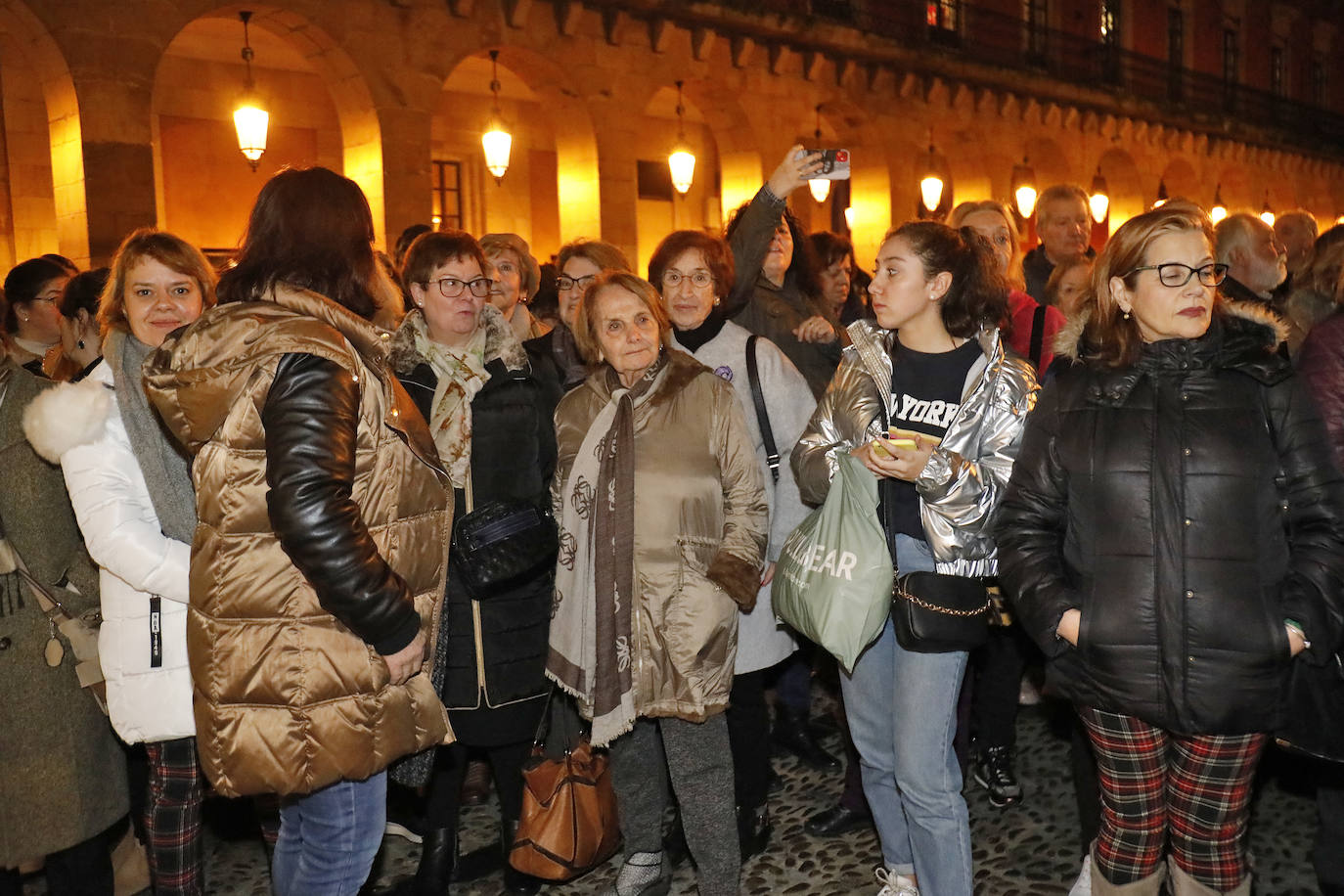 El presidente del Principado, Adrián Barbón, y la alcaldesa de Gijón, Ana González, mostraron su apoyo a la familia de la fallecida e hicieron hincapié en la necesidad de redoblar esfuerzos y mejorar recursos en la lucha contra la violencia de género.