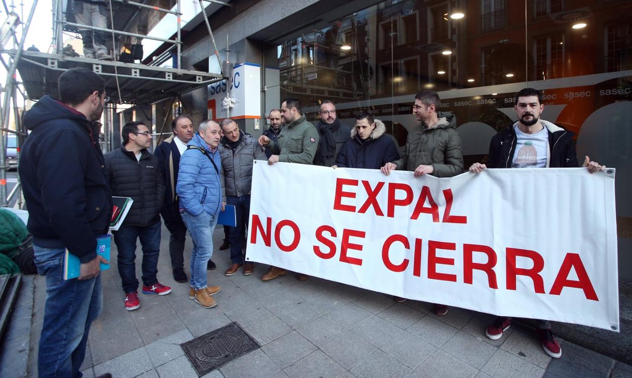 Parte de la plantilla de Expal Metallurgy, ayer, a las puertas de la sede del SASEC antes de la reunión con la dirección de la empresa. 