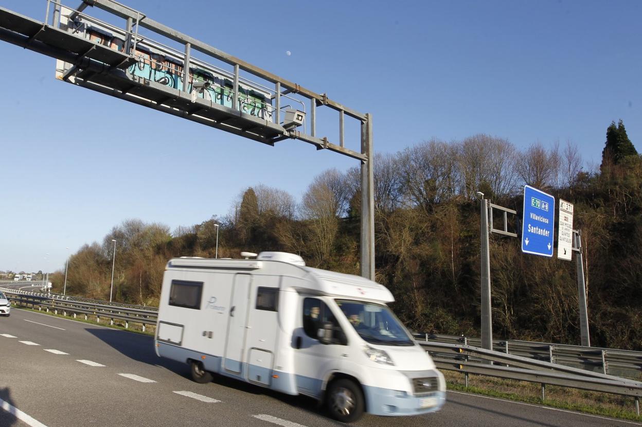 Una autocaravana circula bajo el radar fijo de la A-8 que más multas puso el año pasado. 