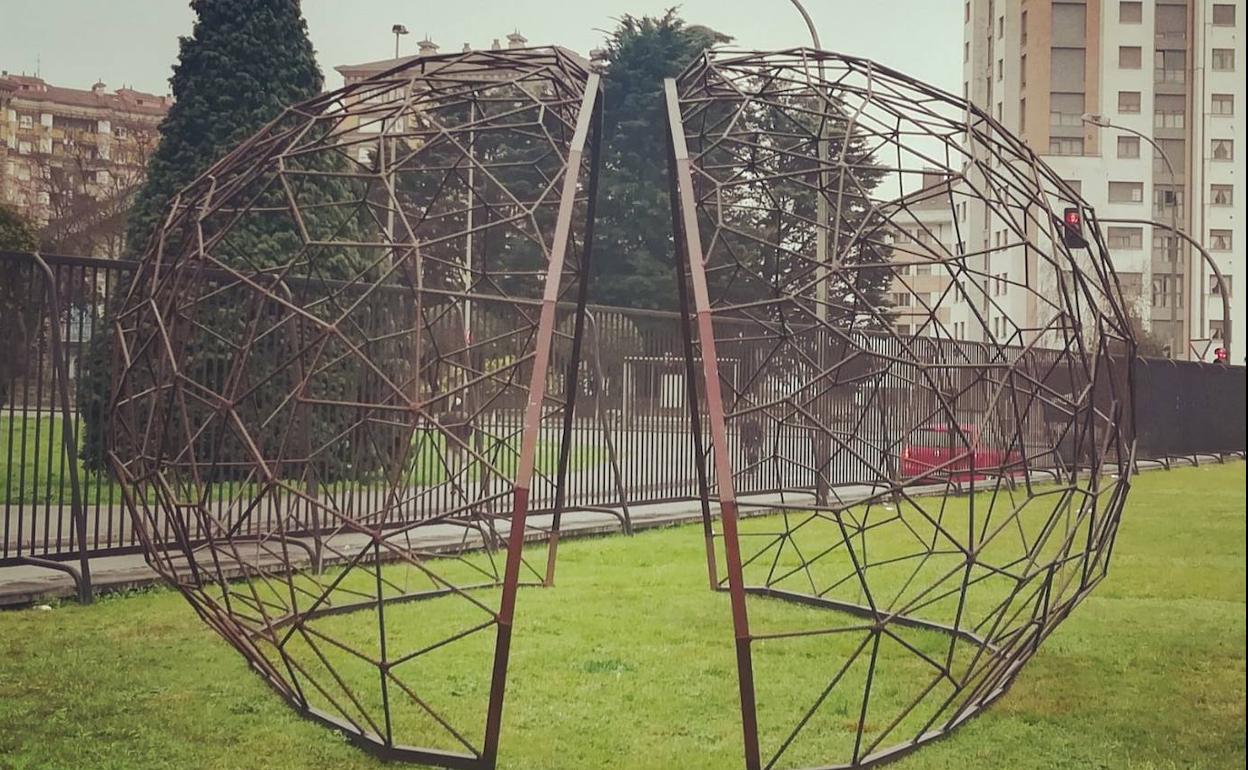 La escultura 'Refugio' ya está instalada en La Curtidora. 