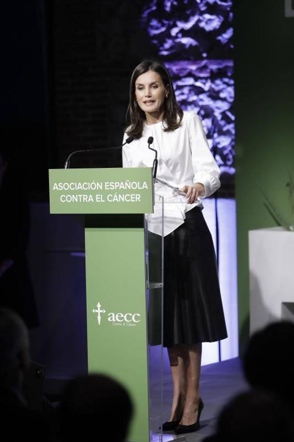 Letizia volvió a recurrir al binomio ganador de blanco y negro en el IX Foro Contra el Cáncer.
