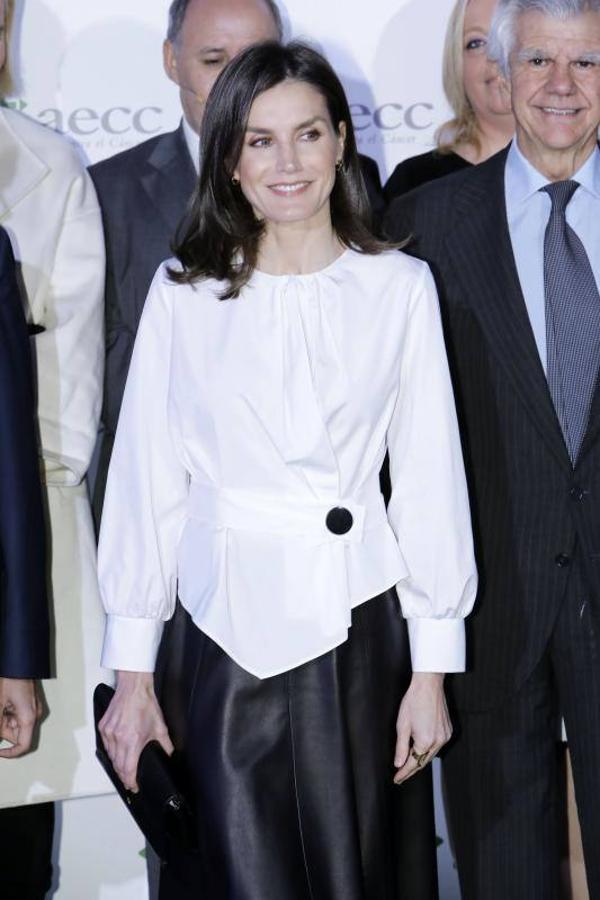 Para la ocasión también recurrió a los aros de oro efecto bambú que comparte con la princesa Leonor y que ya le hemos visto en numerosas ocasiones.