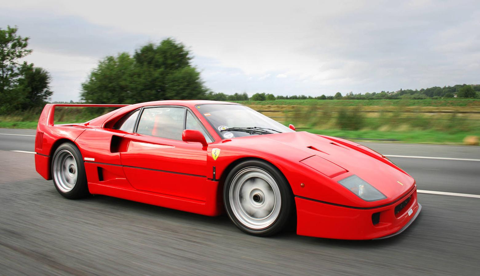 Ferrari F40: Un clásico de los clásicos. Se trataba del Ferrari más potente que se había comercializado hasta la época y que llegó para celebrar el 40 aniversario de la fundación de la marca. Todo un símbolo que llenó posters y carpetas.