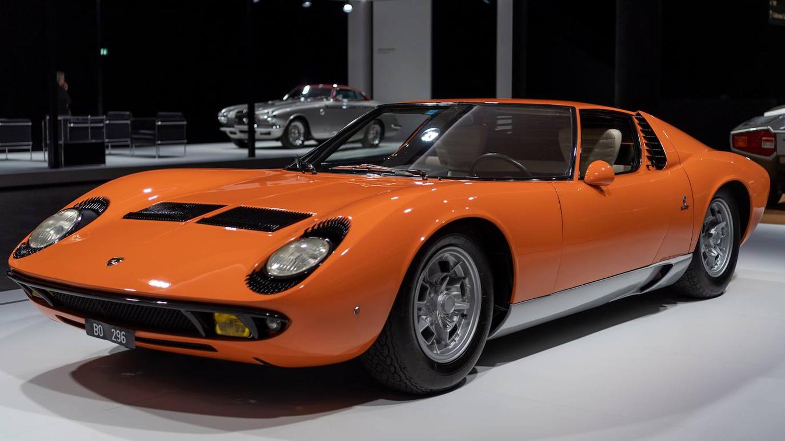 Lamborghini Miura (1968): Supuso el inicio de los primeros superdeportivos modernos que conocemos hoy en día.