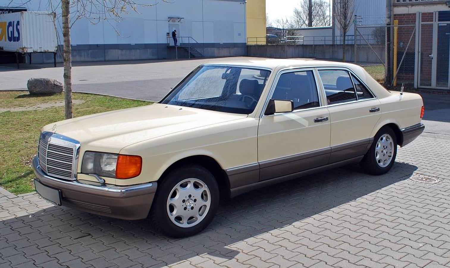 Mercedes-Benz W126 (1979): Este modelo sería el equivalente al actual Clase S, uno de los modelos que todavía 41 años después de su lanzamiento sigue siendo un coche de calidad excepcional. Fue el primer coche con Airbag y pretensores pirotécnicos en los cinturones de seguridad.