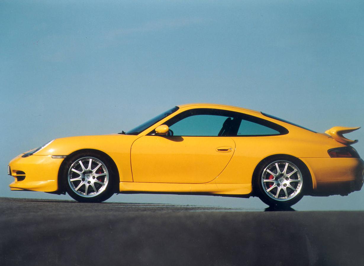 Porsche 911 GT3 (1999): Este fue un coche pensado para llevar la deportividad de la marca a las carreteras. Antes de su llegada todas las miradas se dirigían al Porsche 911 Turbo, el tope de gama de la marca. El Porsche GT3 era una opción de vehículo más tradicional que disponía de motor atmosférico, transmisión manual y tracción trasera.