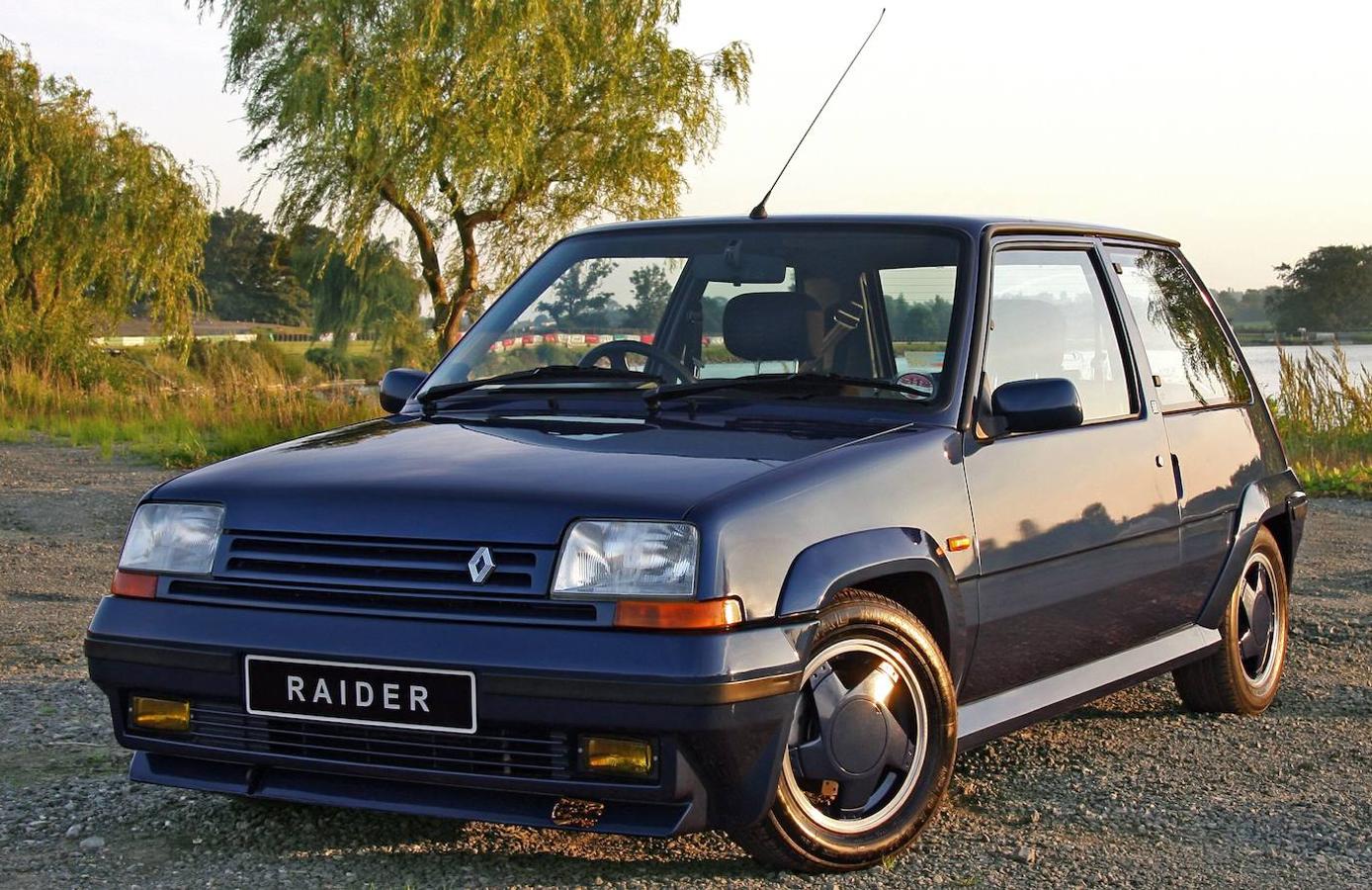 Renault 5 GT Turbo Raider: Este vehículo volaba gracias a un motor que superaba los 120 CV, toda una revolución para la época.