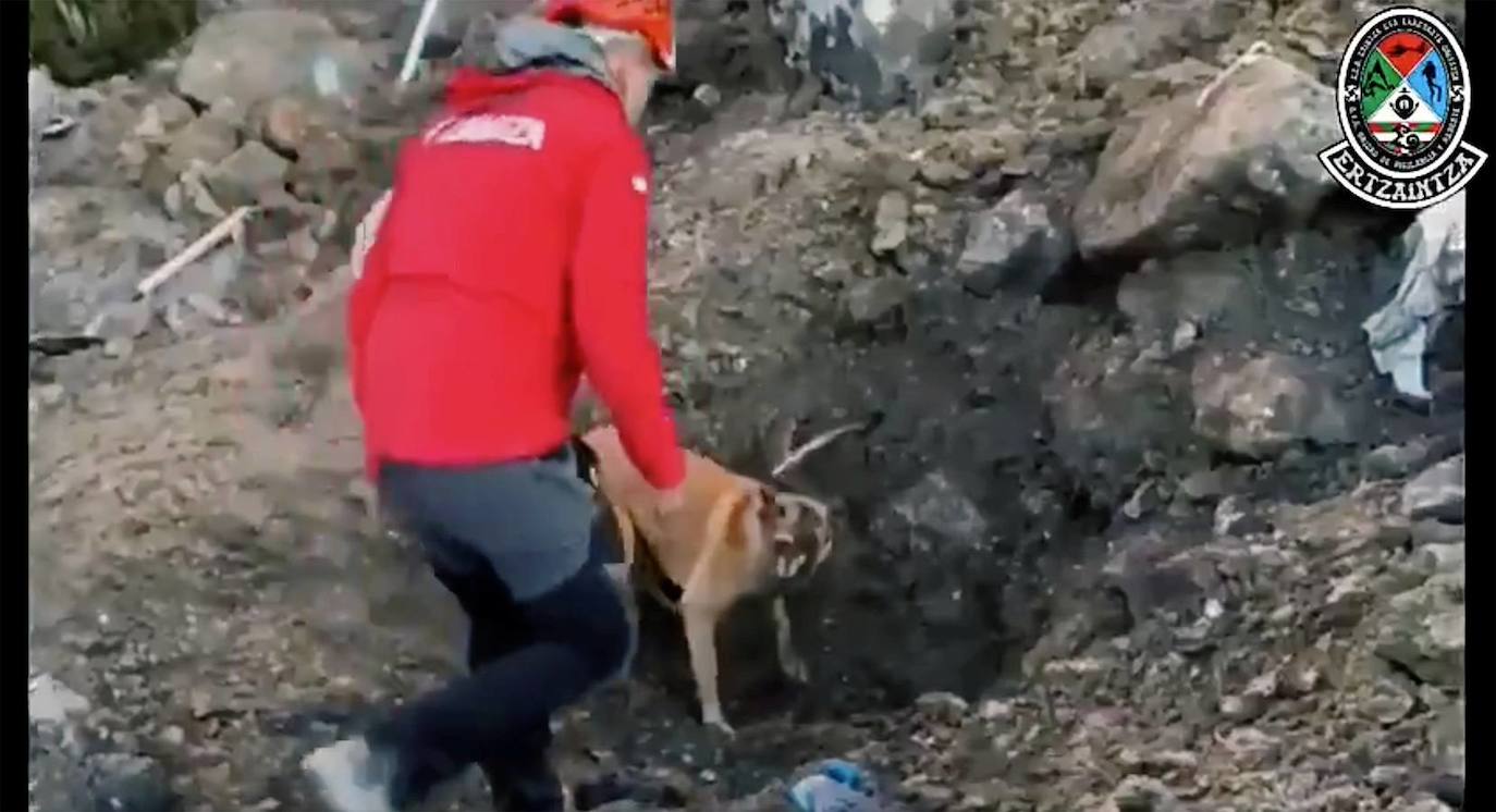 25 operarios, seis excavadoras y once camiones, han empezado a retirar el material que ocupa parte de la calzada.