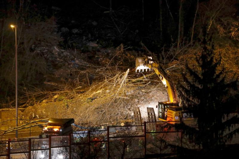 25 operarios, seis excavadoras y once camiones, han empezado a retirar el material que ocupa parte de la calzada.