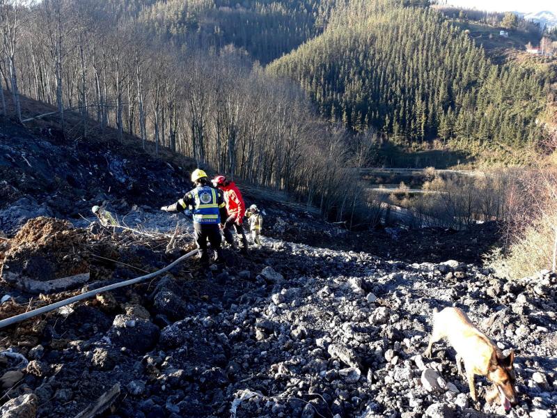 25 operarios, seis excavadoras y once camiones, han empezado a retirar el material que ocupa parte de la calzada.