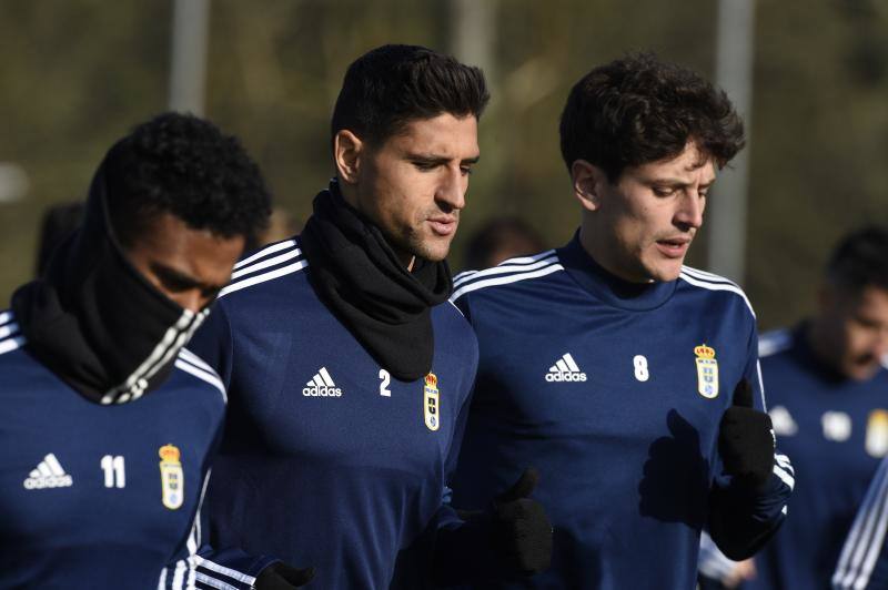 Los jugadores del Real Oviedo han entrenado a las órdenes de Javi Rozada para preparar el encuentro contra el Rayo Vallecano del próximo domingo. 