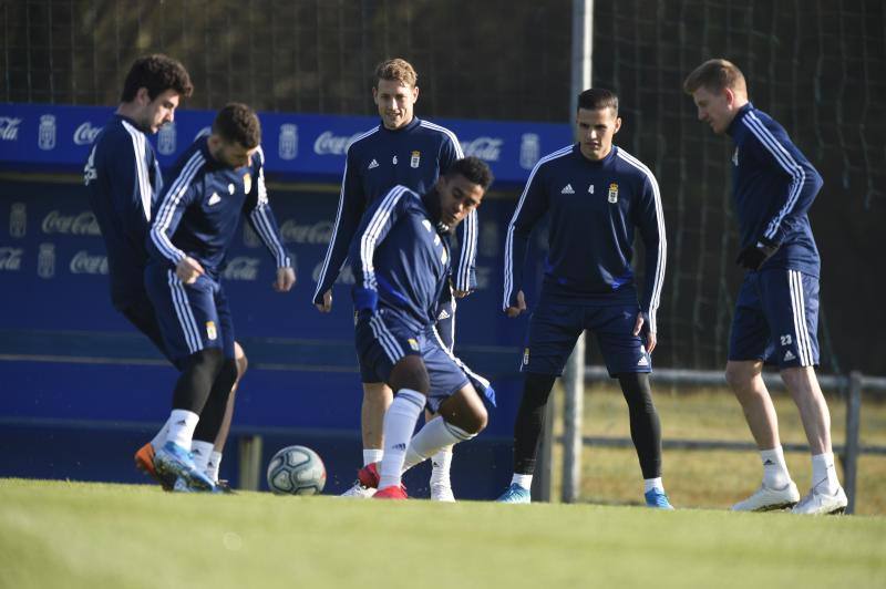 Los jugadores del Real Oviedo han entrenado a las órdenes de Javi Rozada para preparar el encuentro contra el Rayo Vallecano del próximo domingo. 